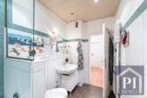 Badezimmer mit Duschwanne