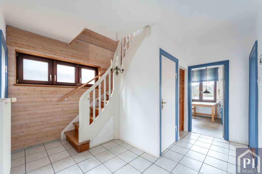Zentrale Diel mit Treppe ins Dachgeschoss
