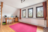 Zimmer mit drei gleichen Fenstern