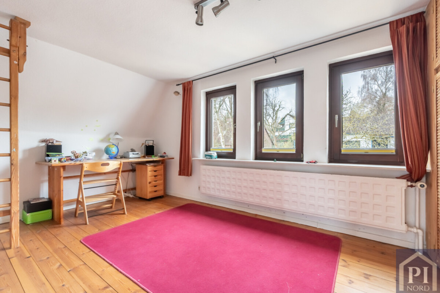 Zimmer mit drei gleichen Fenstern