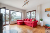 Wohnzimmer mit großen Fensterelementen