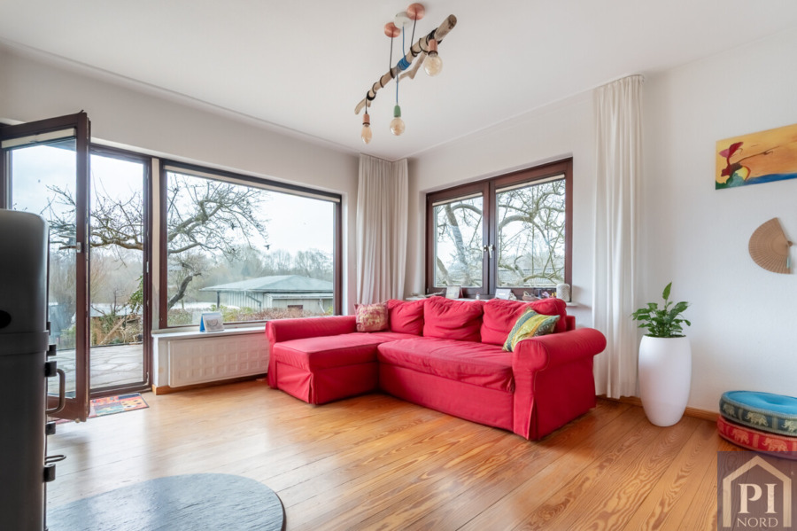 Wohnzimmer mit großen Fensterelementen