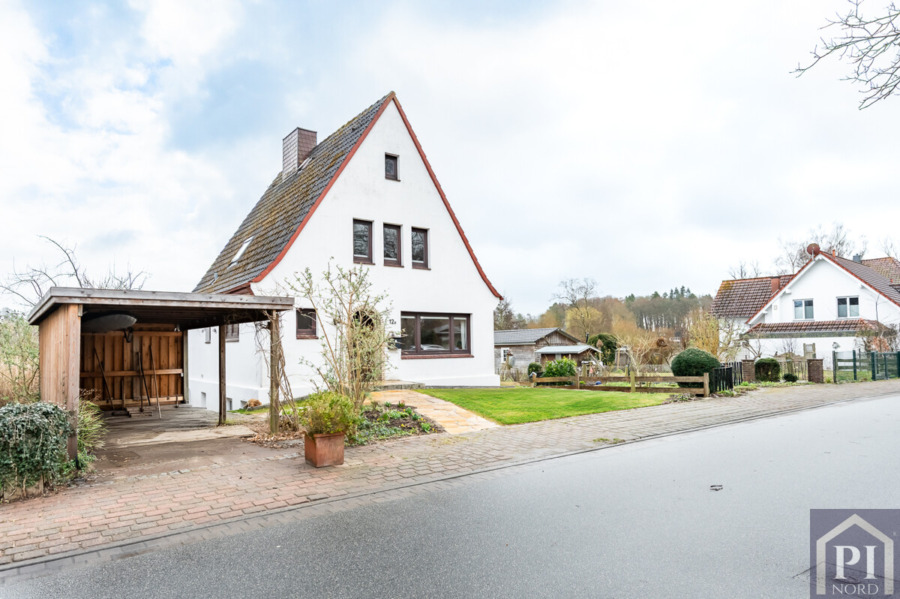 Carport und Stellplatz vor dem Haus