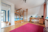 Kinderzimmer mit Bett und Klettergerüst