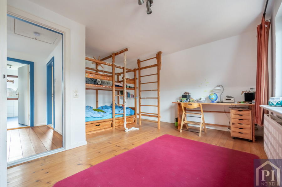 Kinderzimmer mit Bett und Klettergerüst