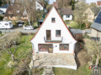 Große neu gepflasterte Terrasse vor dem Wohnzimmer