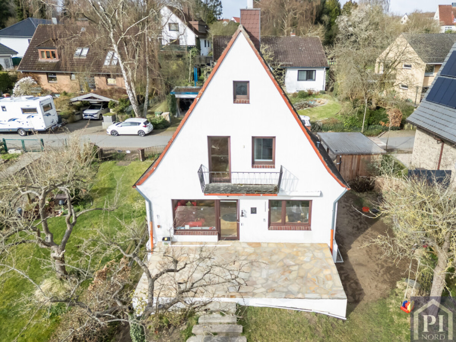 Große neu gepflasterte Terrasse vor dem Wohnzimmer