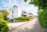 Außenansicht und Einfahrt zur Tiefgarage