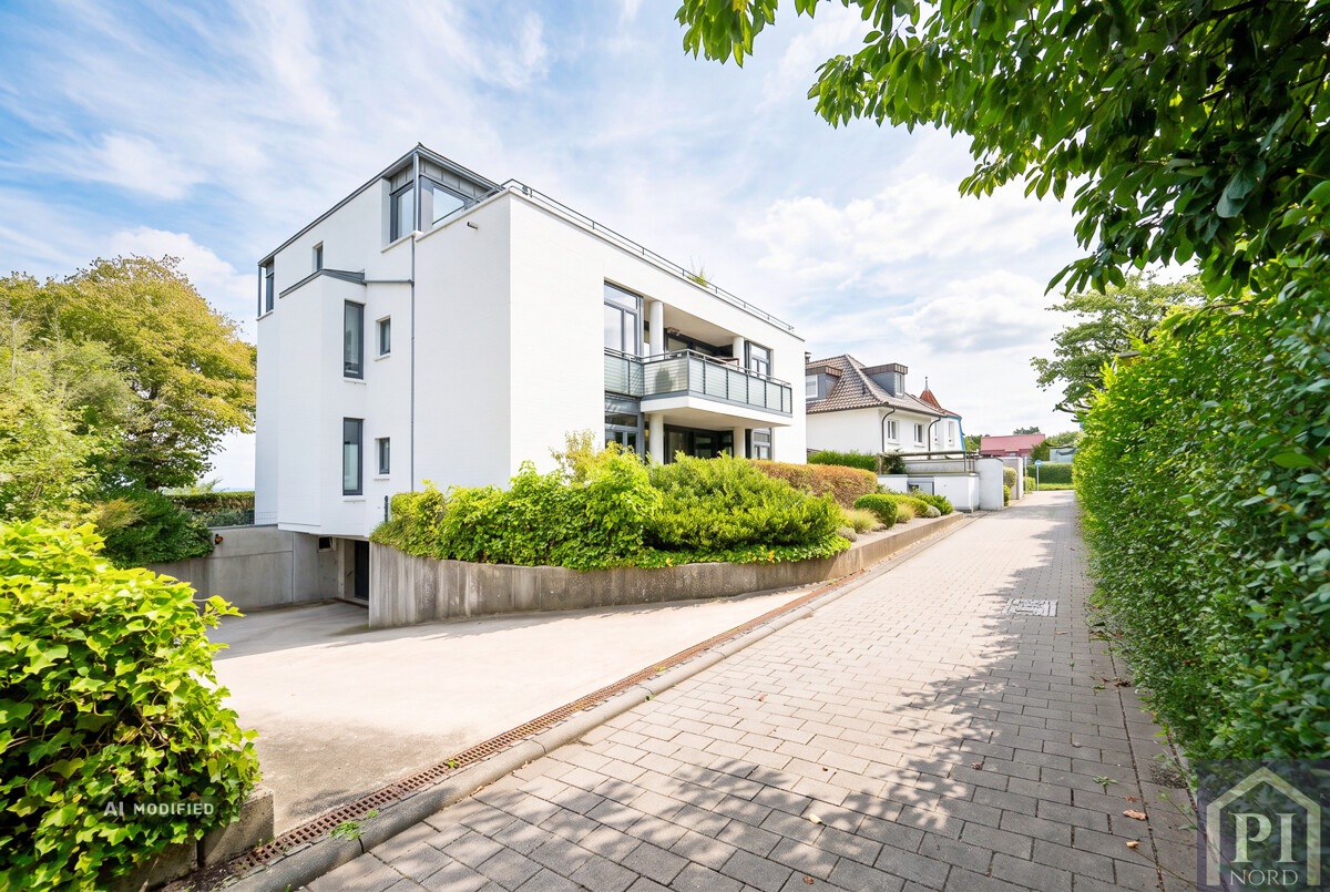 Außenansicht und Einfahrt zur Tiefgarage
