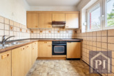 Fuktionale Einbauküche mit großem Lichtbandfenster