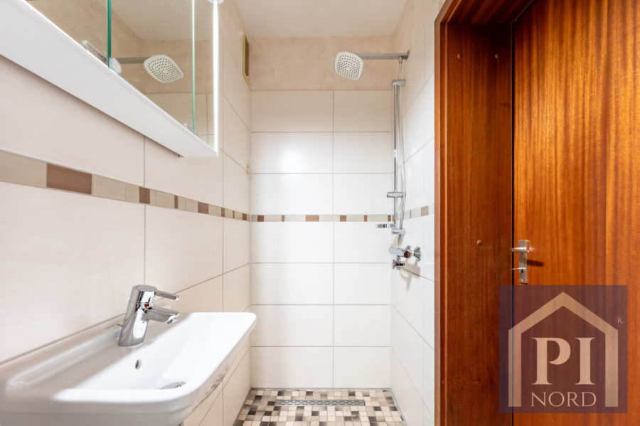 Modernisiertes Gäste WC mit bodengleicher Dusche