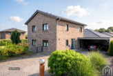 Hauseingang mit Doppelcarport