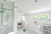 Badezimmer mit Dusche und Badewanne
