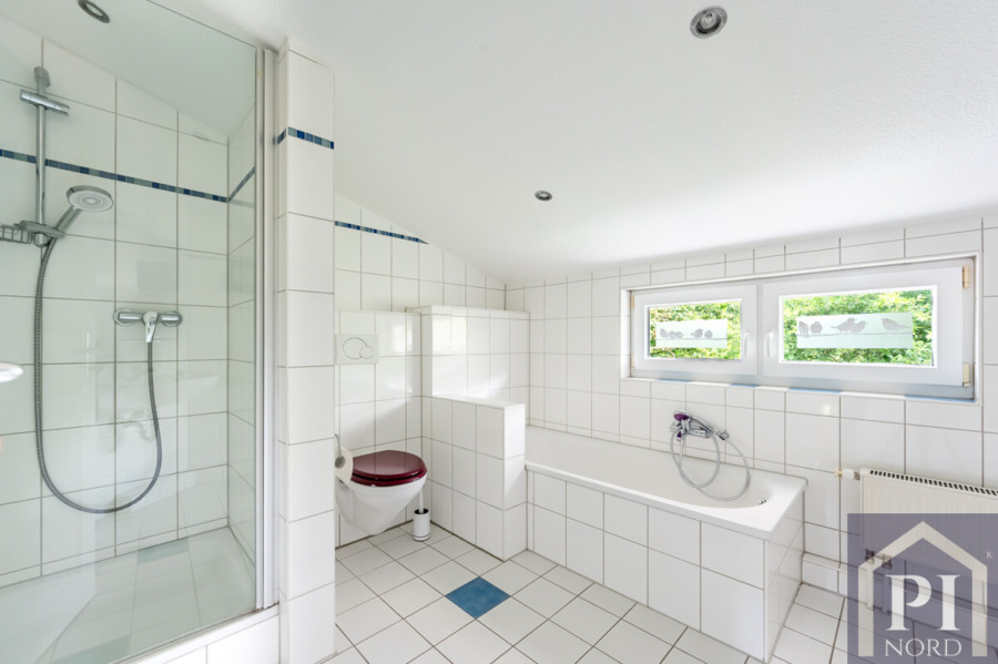 Badezimmer mit Dusche und Badewanne