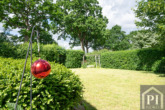 Blick von der Terrasse in den Garten