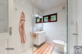 Modernes Duschbad